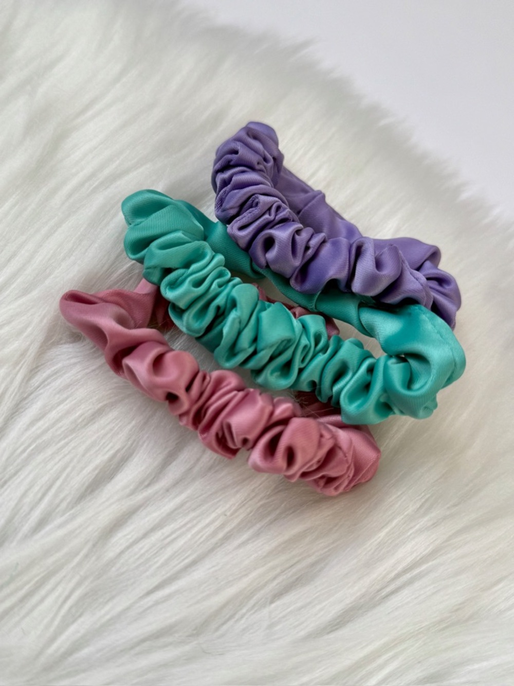 Gucci Beauty Satin Scrunchies set of 3 in floral dust mini bag New - Picture 3 of 6